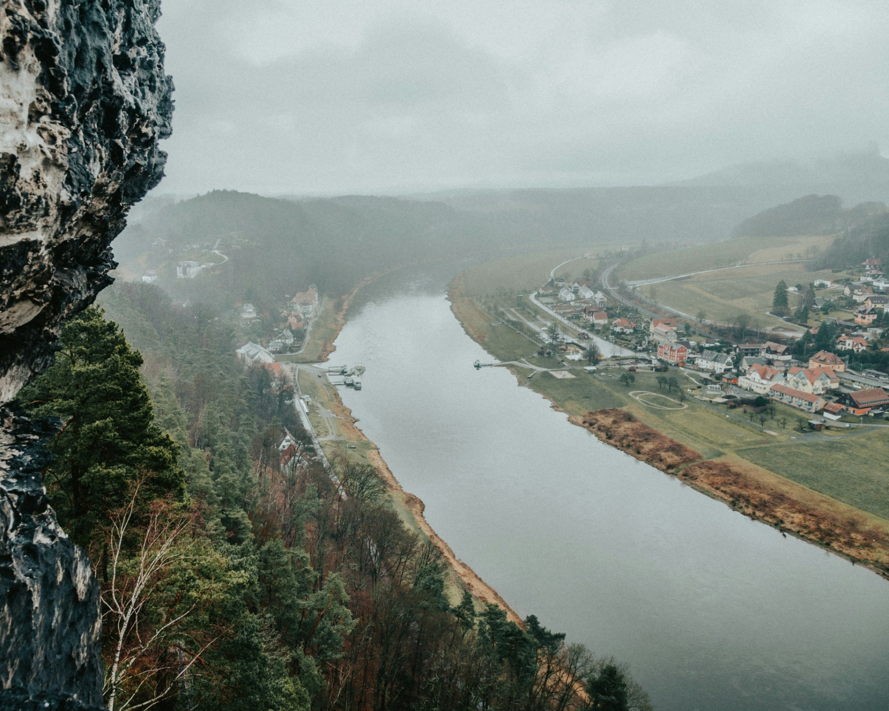 Blick auf die Elbe im Tal