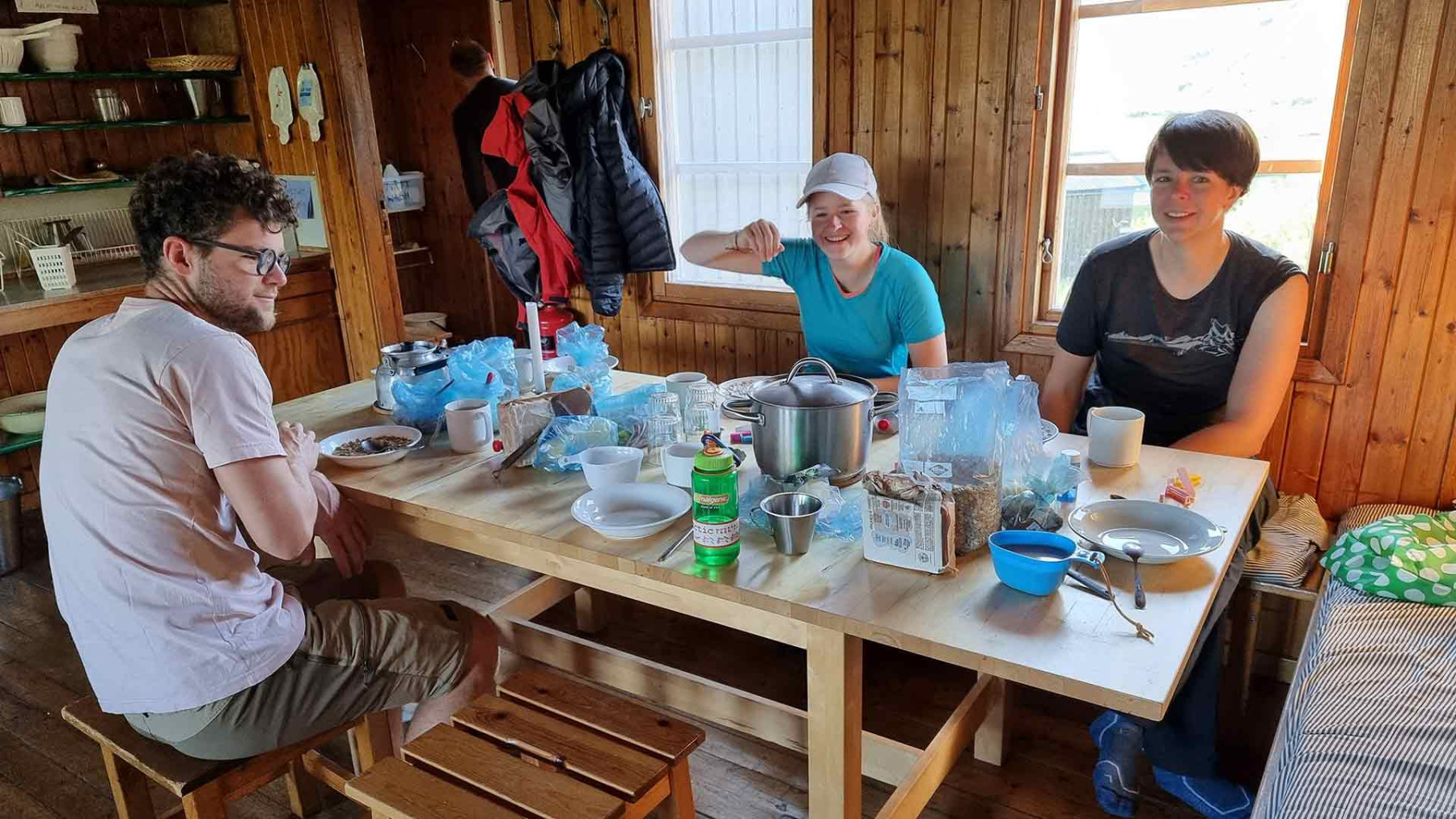 Gemeinsammes Abendessen in der Hütte