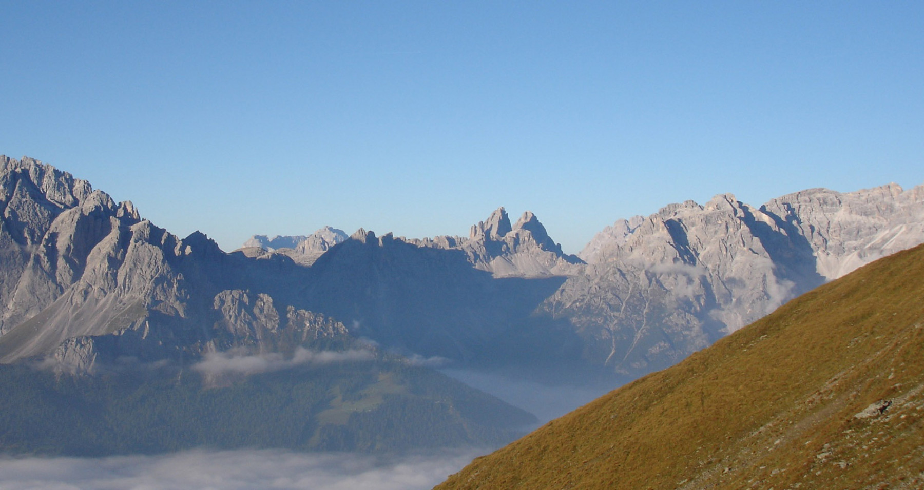 Blicke in die Bergwelt vom Karnischen Höhenweg