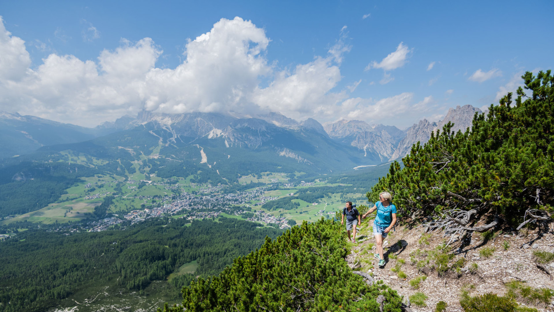 Wandern über dem Tal