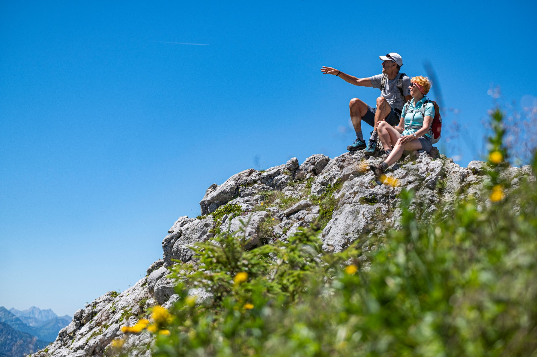 Wanderer schauen in die Ferne