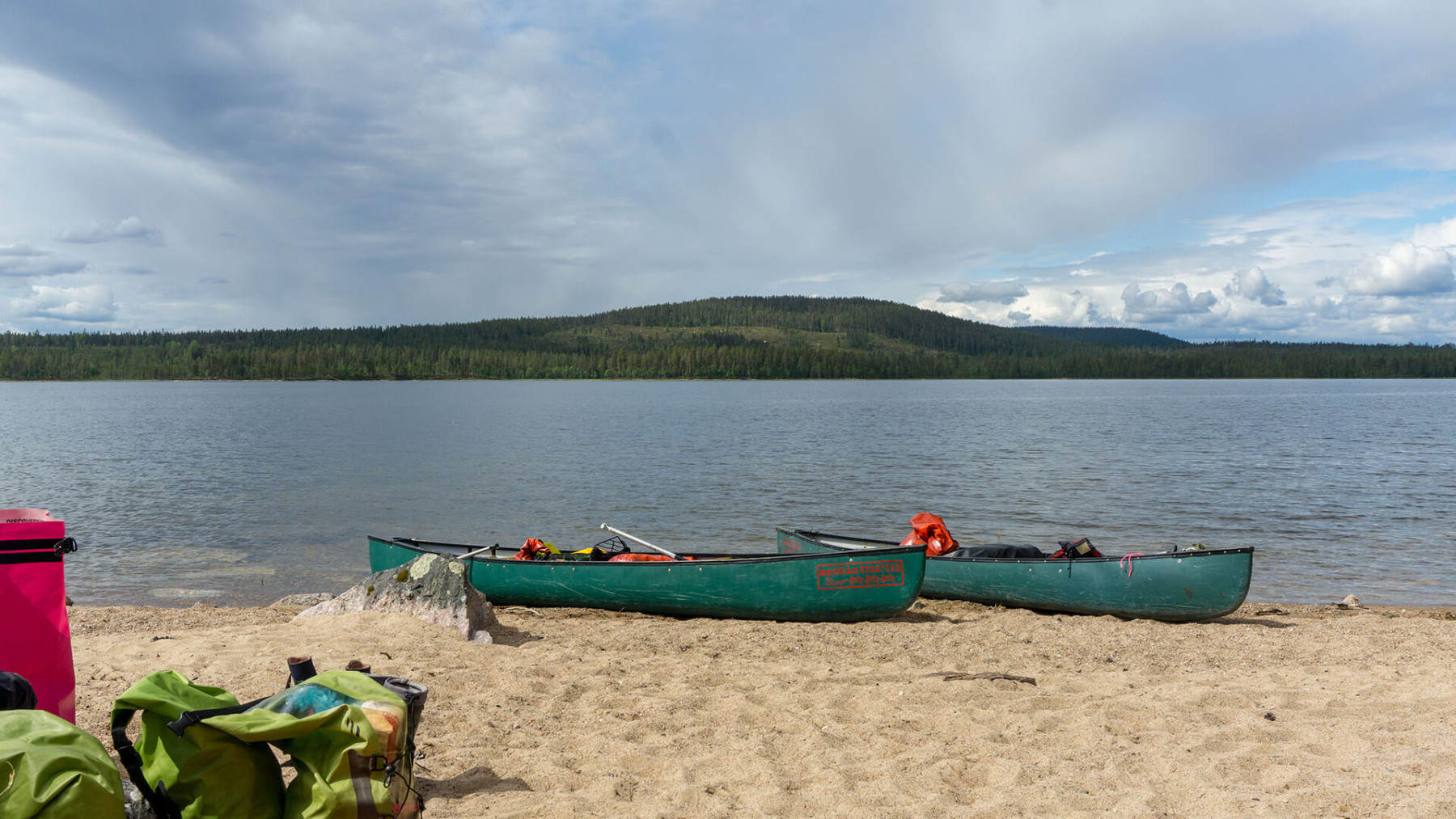 Kanus am Strand