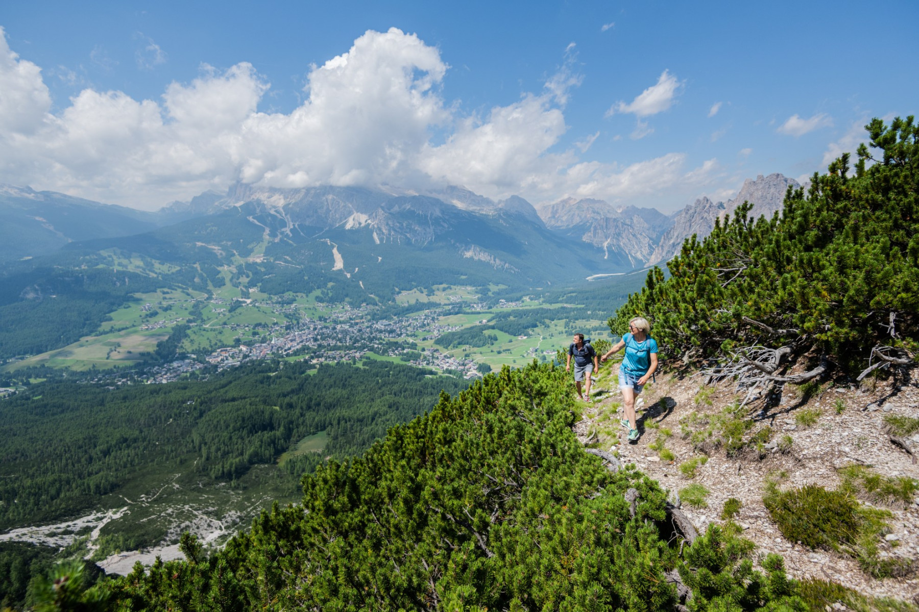 Hoch über dem Tal wandern