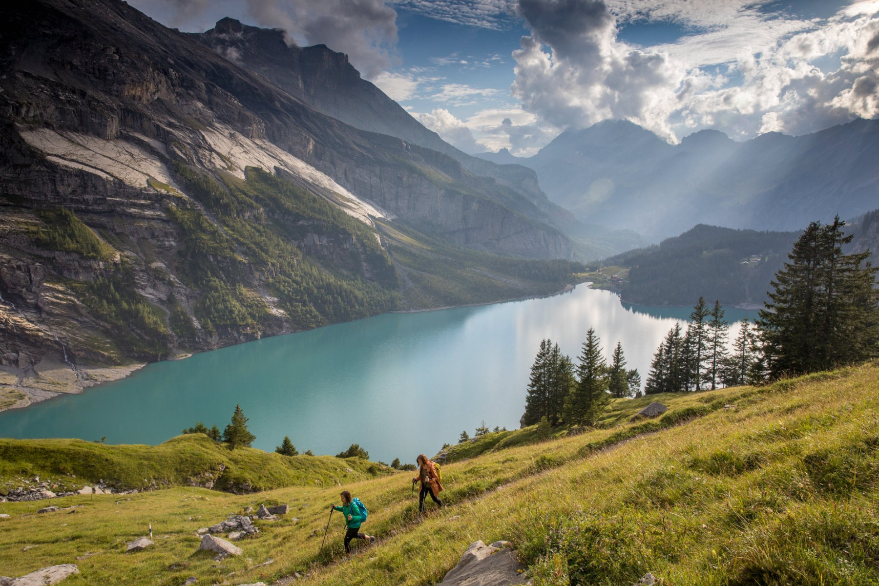 Über dem Oeschinensee