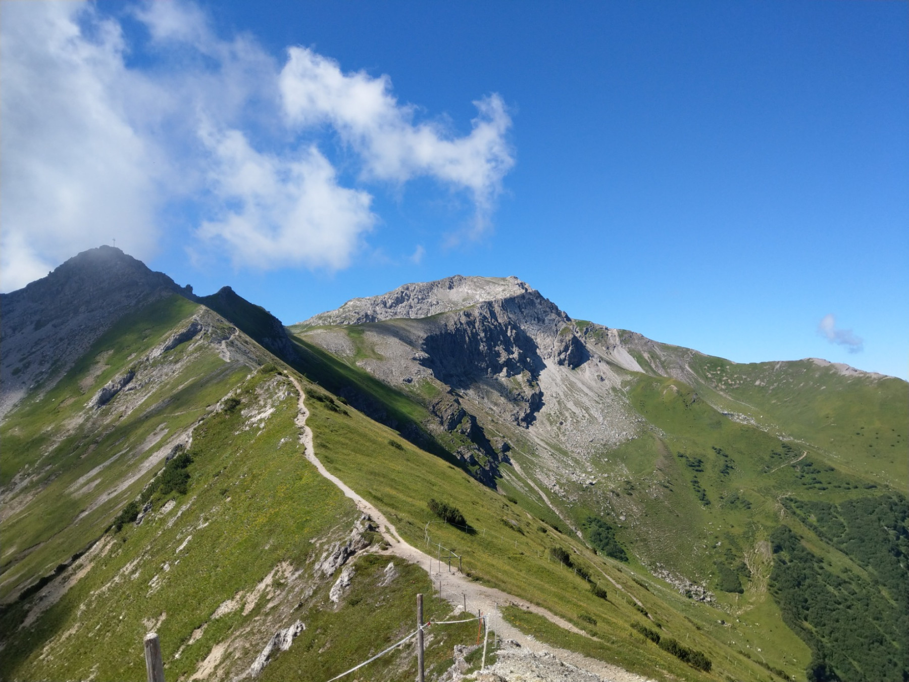 Schmale Pfade am Grat